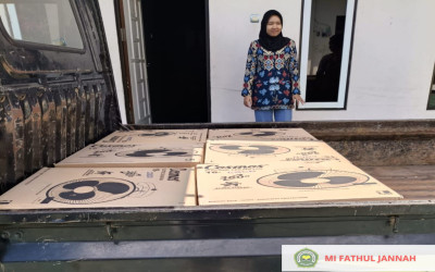 Pengurus Komite Serahkan Bantuan 6 Unit Kipas Angin untuk MI Fathul Jannah