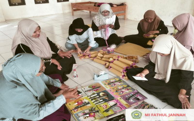 Pengurus Komite MI Fathul Jannah Berpartisipasi Menyiapkan Hadiah Class Meeting dan Penghargaan Peringkat Kelas